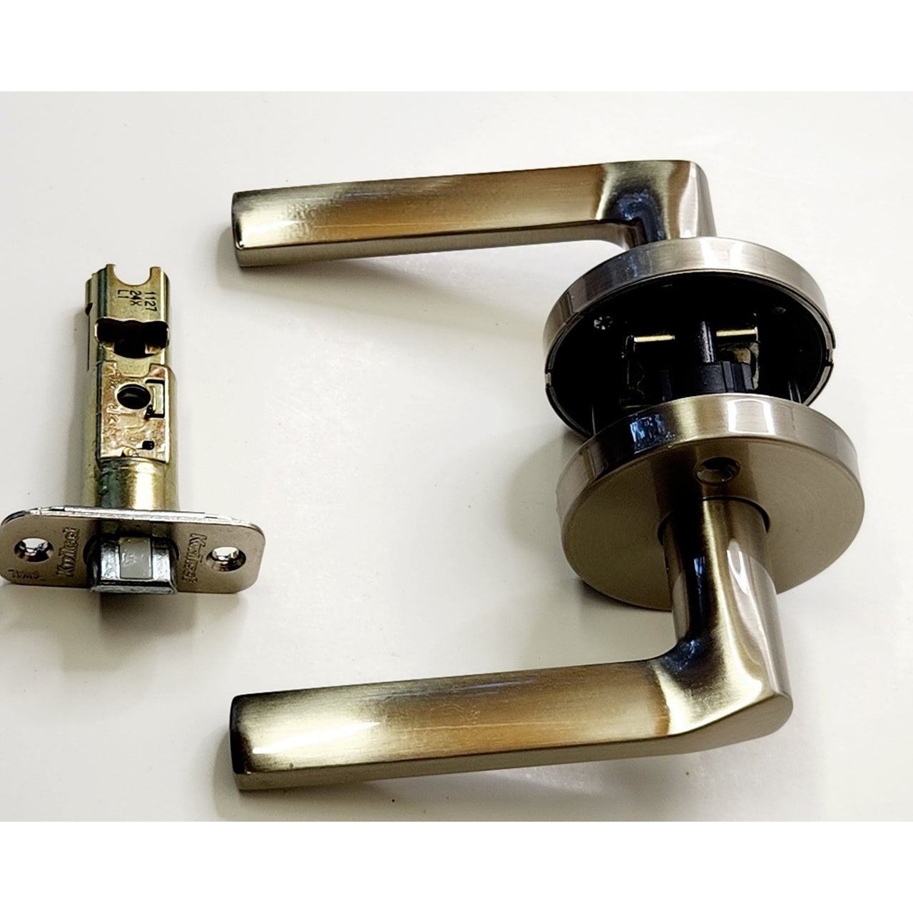 Kwikset 720LSLRDT-15  Lisbon Passage Door Lever Set w/Round Rose - Satin Nickel