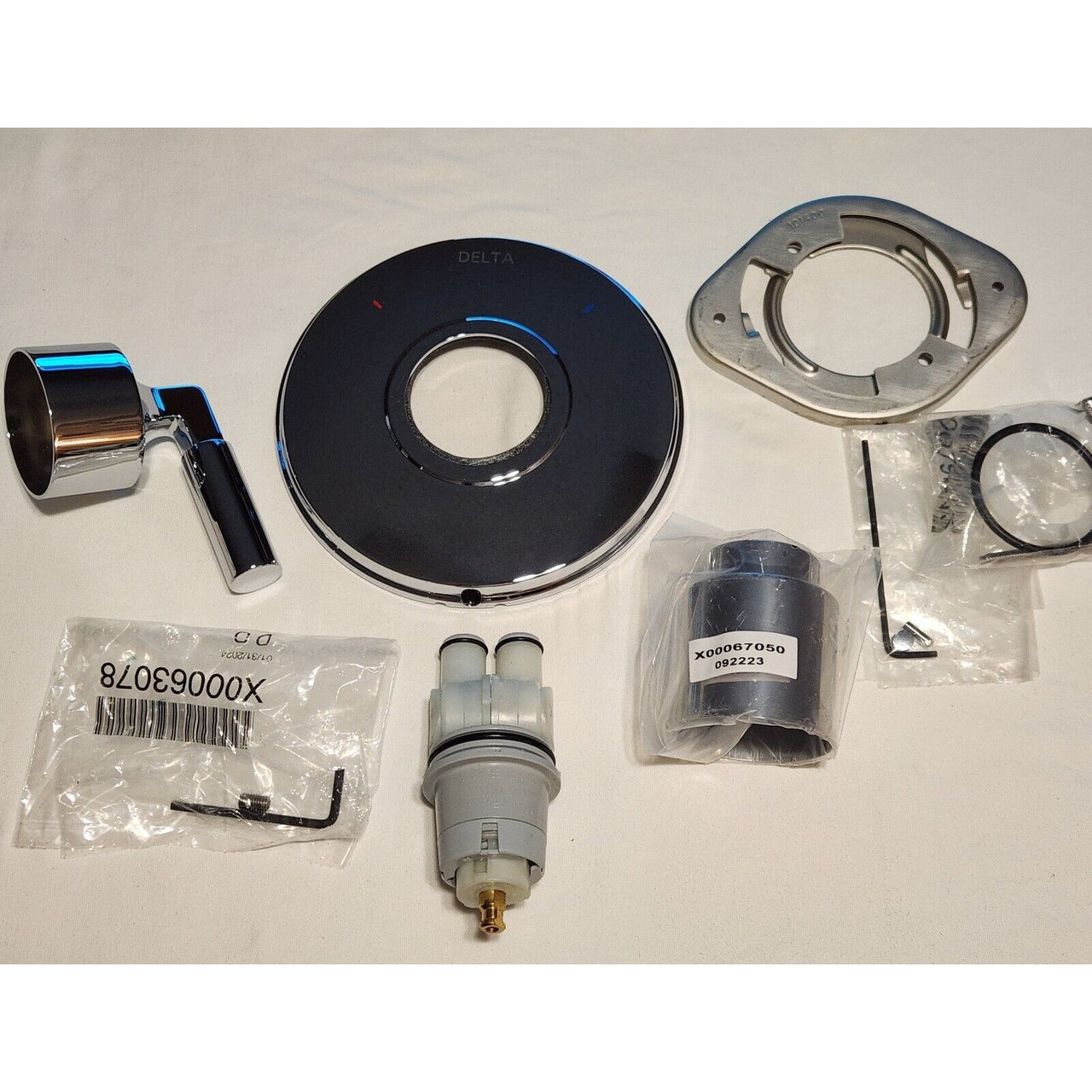Delta T14048 Bowery Monitor 14 Pressure Balanced Shower Trim, No Valve - Chrome